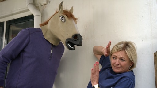 Aran Bade jaagt Caroline Tensen stuipen op het lijf met paardenhoofd in Het Perfecte Plaatje: 'Wil de afschuw zien'