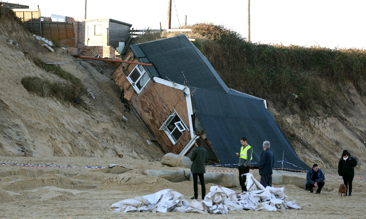 Een compleet weggezakt huis na een storm bij Hemsby in 2013
