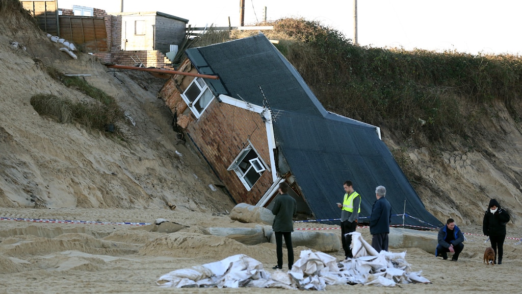 Een compleet weggezakt huis na een storm bij Hemsby in 2013