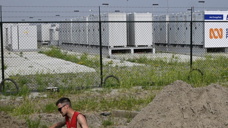 Pensioenbelegger APG steekt 300 miljoen euro in batterijbedrijf Return