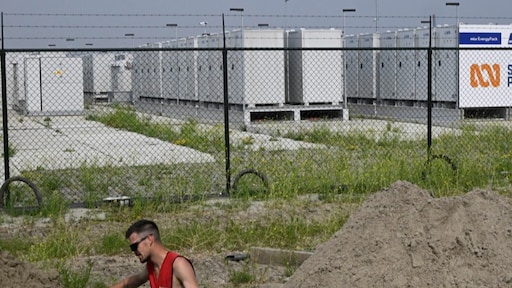 Pensioenbelegger APG steekt 300 miljoen euro in batterijbedrijf Return