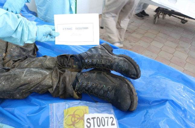 De lichamen verkeren in een vergevorderde staat van ontbinding. De kleding is daardoor de enige manier waarop ze nog kunnen worden geïdentificeerd.