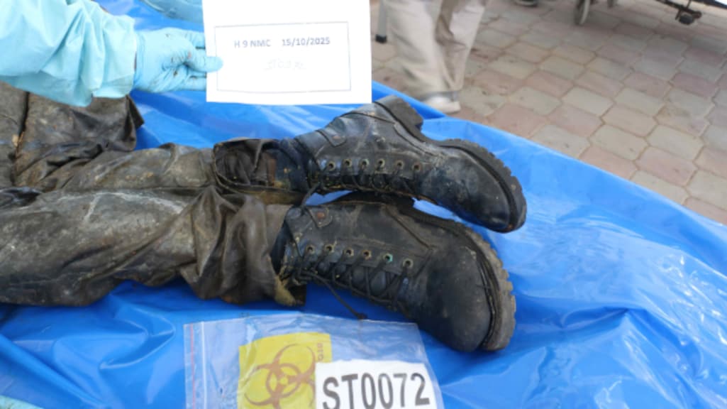 De lichamen verkeren in een vergevorderde staat van ontbinding. De kleding is daardoor de enige manier waarop ze nog kunnen worden geïdentificeerd.