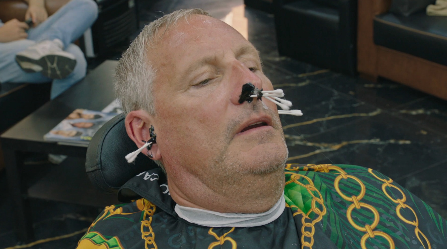 Gert Verhulst laat neus waxen in De Verhulstjes: 'Kon er een paar pruiken van maken'