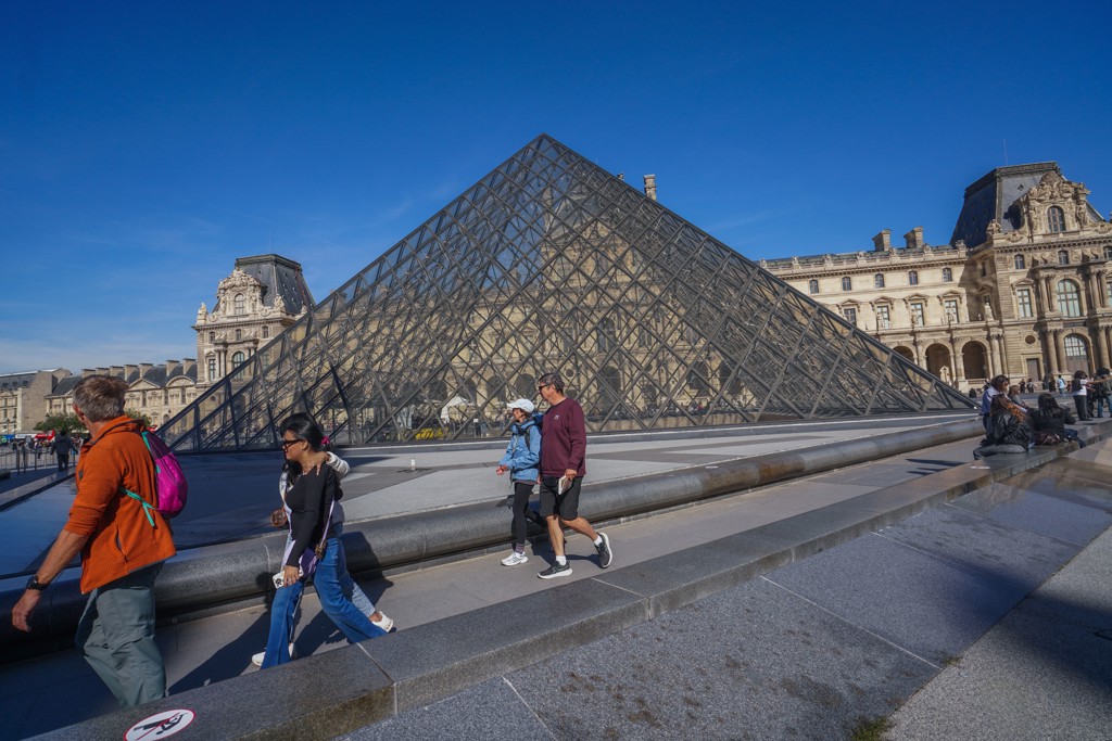 Juwelen gestolen uit Louvre in Parijs, museum blijft hele dag gesloten