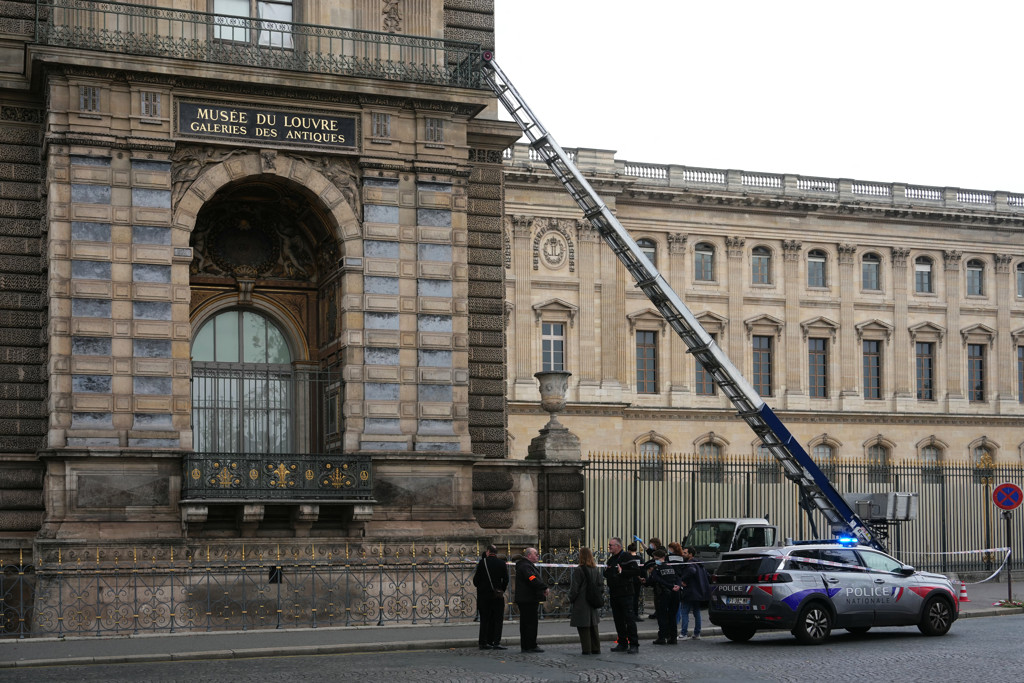 Kostbare juwelen gestolen uit Louvre in Parijs, museum hele dag gesloten