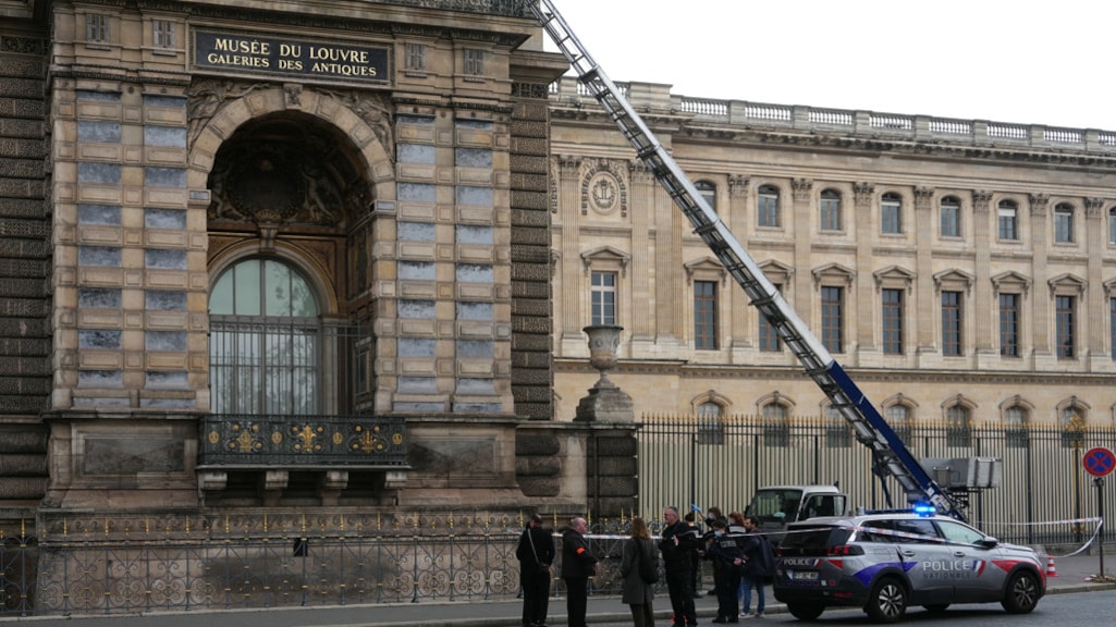 Kostbare juwelen gestolen uit Louvre in Parijs, museum hele dag gesloten