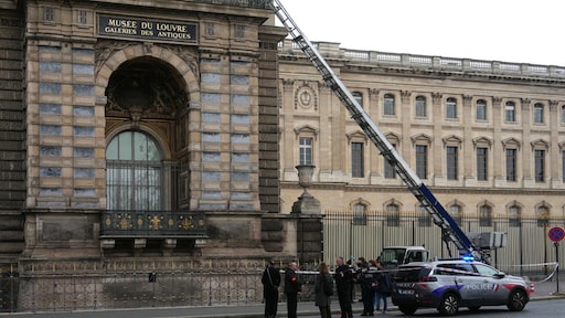 Kostbare juwelen gestolen uit Louvre in Parijs, museum hele dag gesloten
