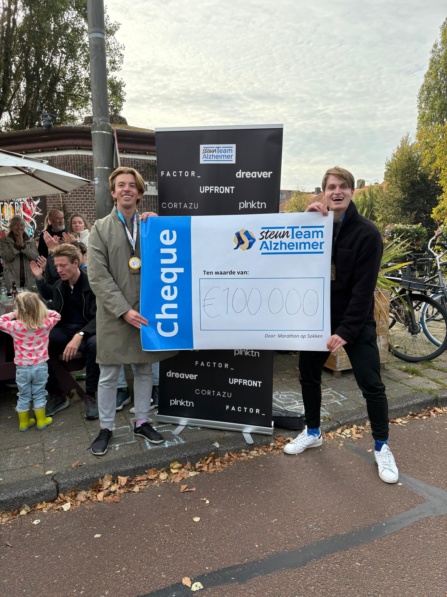 Chris (rechts) met een vriend die ook op sokken liep.