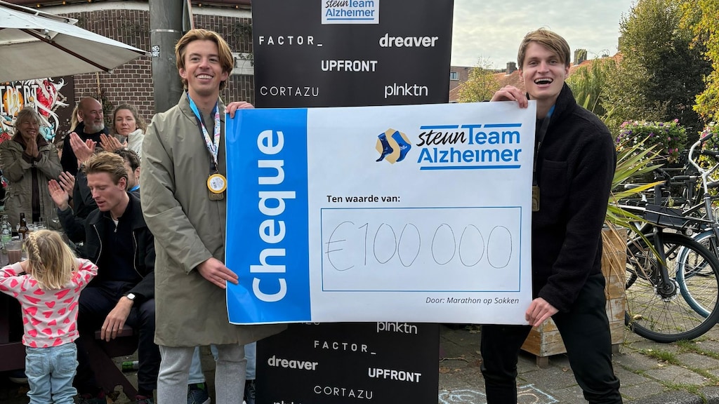 Chris (rechts) met een vriend die ook op sokken liep.