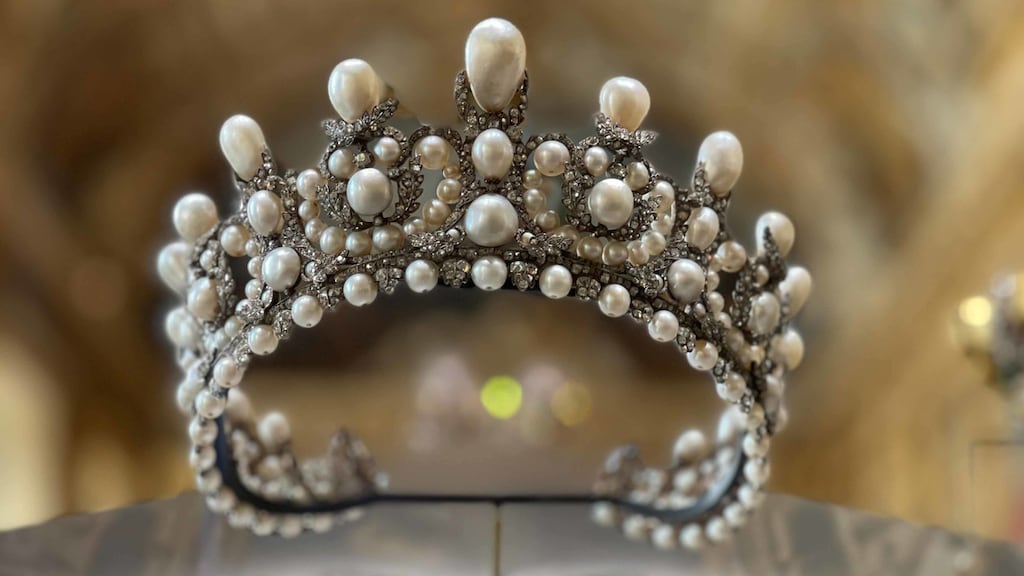 Juwelen vol diamanten, parels en smaragden: dit is gestolen uit het Louvre