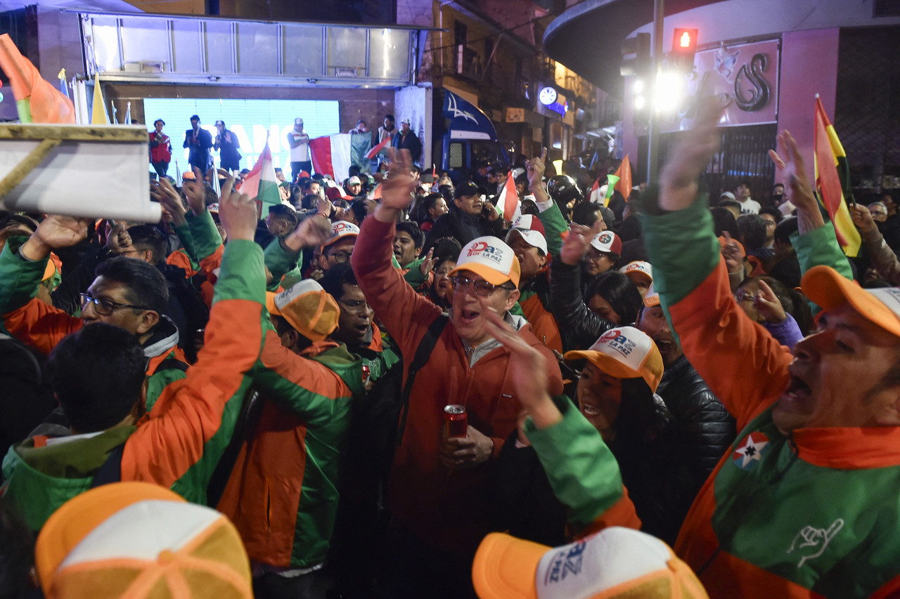 Supporters van Paz vieren de overwinning.