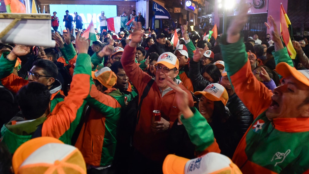 Supporters van Paz vieren de overwinning.