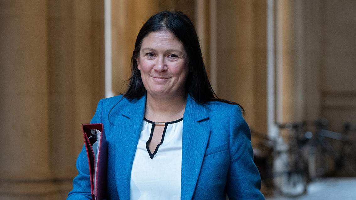 Britse cultuurminister Lisa Nandy onderweg naar het debat.