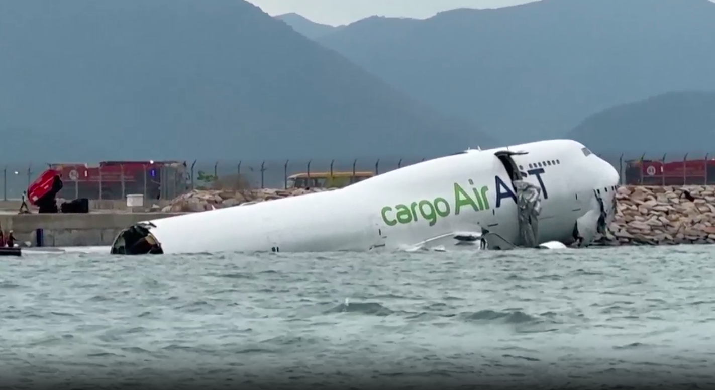 Vrachtvliegtuig glijdt van landingsbaan in Hongkong, twee doden