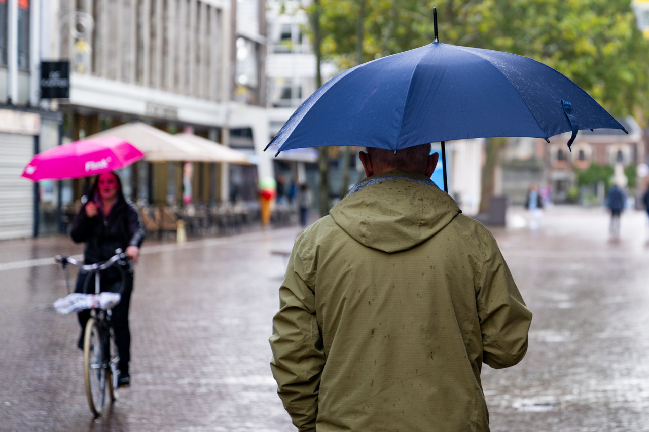 Buien trekken over het land, de zon komt af en toe tevoorschijn