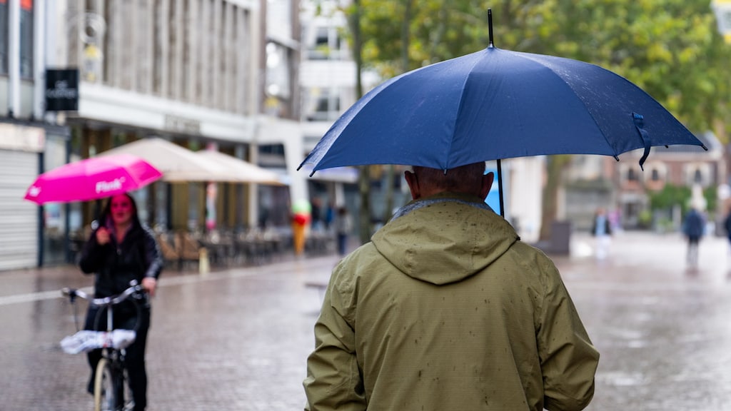 Buien trekken over het land, de zon komt af en toe tevoorschijn