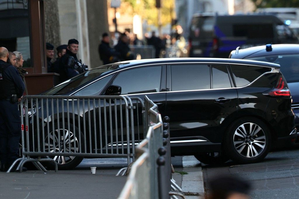 Sarkozy komt aan bij de gevangenis in Parijs, de Prison de la Santé.
