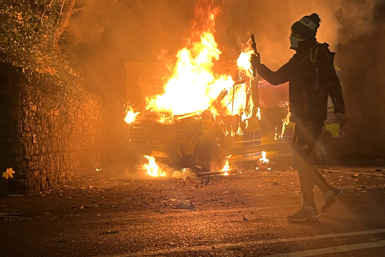 Ierse politie botst met betogers bij hotel met asielzoekers