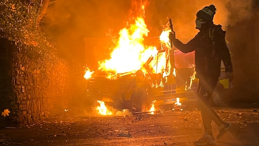 Ierse politie botst met betogers bij hotel met asielzoekers