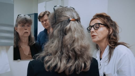 Beau van Erven Dorens diep onder indruk van patiënte met gezichtsamputatie in Over Leven met Kanker