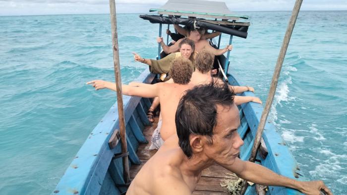 Toeristenboot zinkt voor de kust van Indonesië, 7 Nederlanders gered