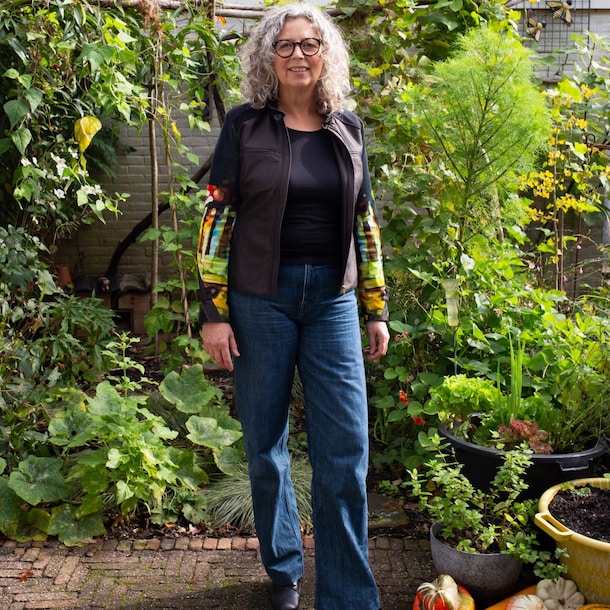 Reina nu in haar tuin.