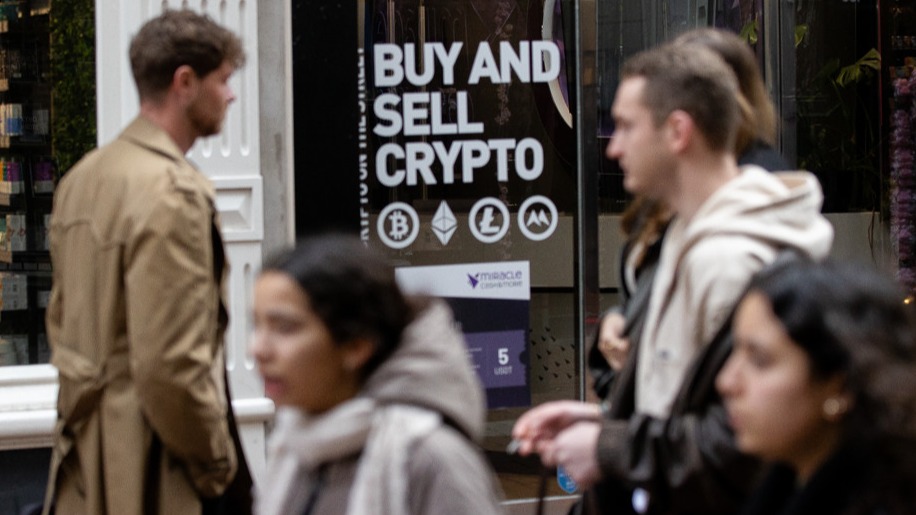 Cryptomarkt blijft in het rood na 'flash crash': wat is er aan de hand?