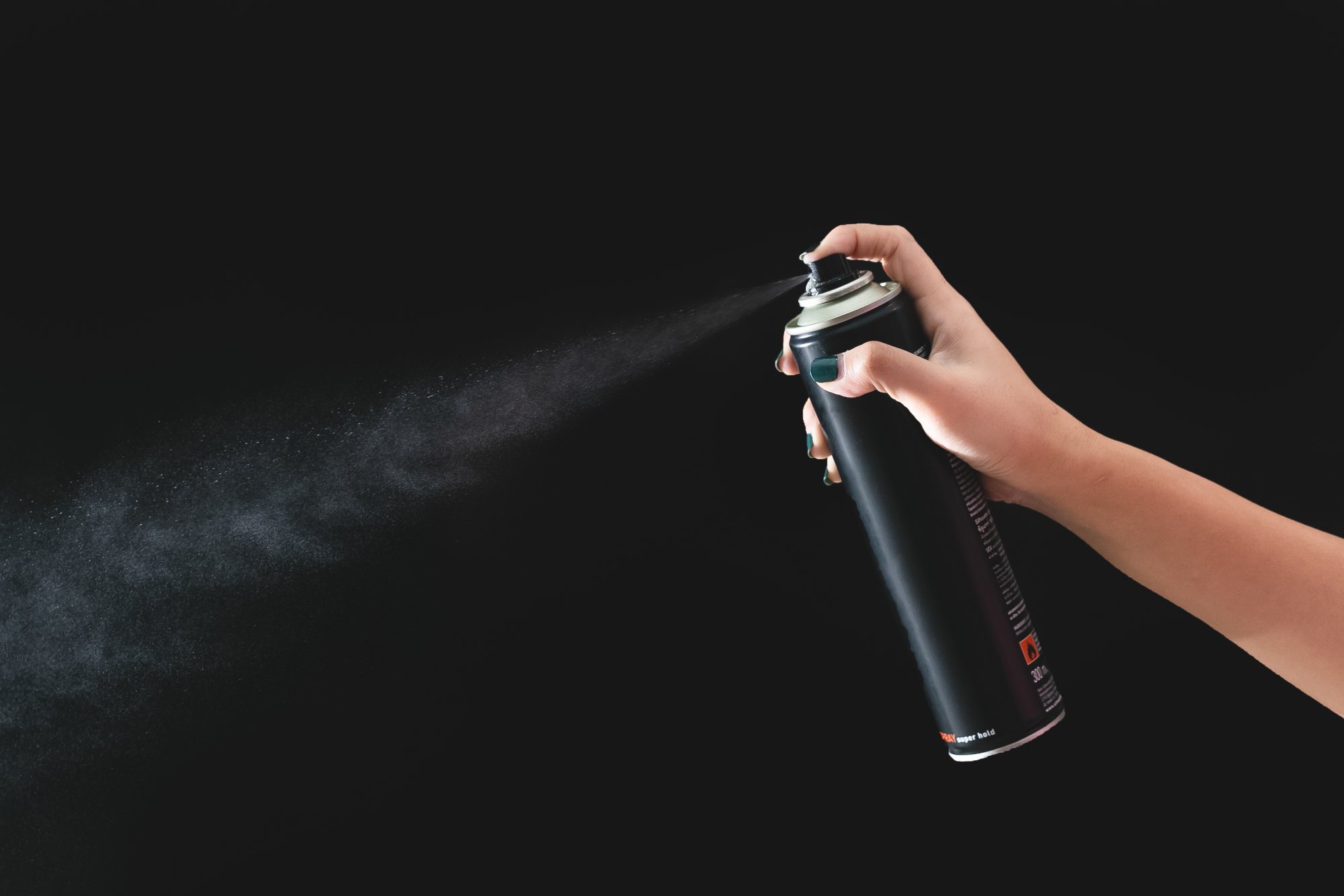 Van vlekken verwijderen tot je schoenen passend maken: dit kun je doen met haarlak