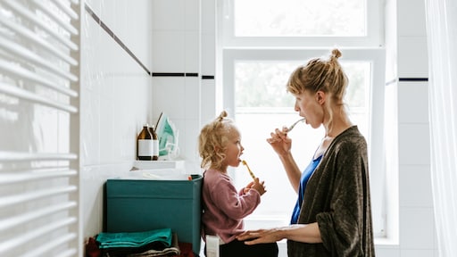 Zo verwijder je tandpastavlekken snel uit je kleding (zonder de wasmachine te gebruiken)