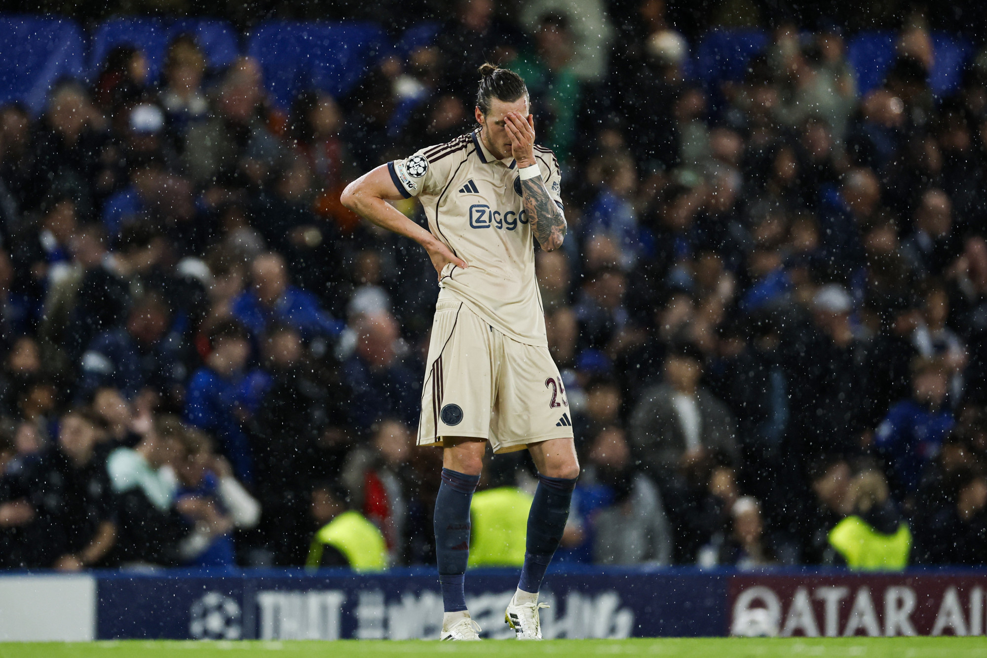 Ajax verliest met schaamrood op de kaken van Chelsea: 5-1