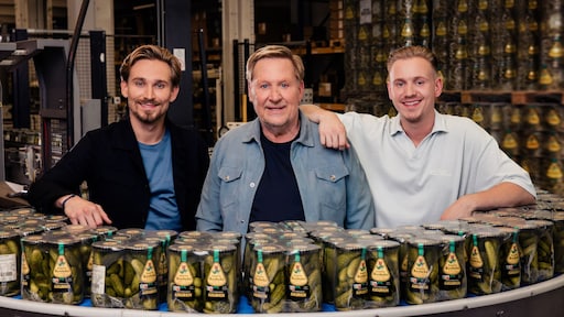 Oos Kesbeke maakt zijn droom waar in eindejaarsspecial: De Augurkenkoning gaat op reis