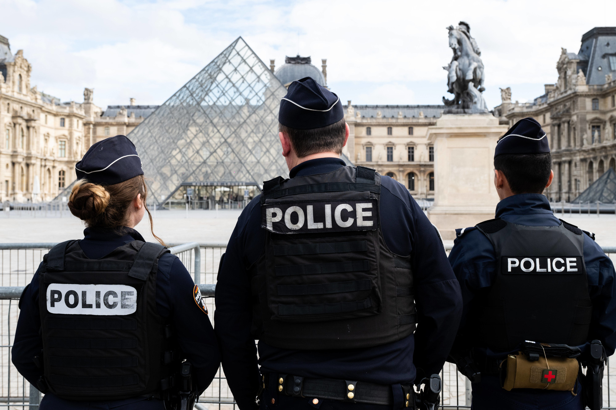 Nieuwe beelden van roof Louvre tonen hoe dieven vluchten via verhuislift