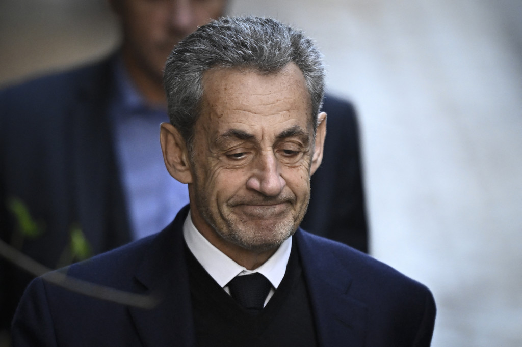 Sarkozy bedreigd tijdens eerste nacht in cel: gevangenen livestreamen gejoel