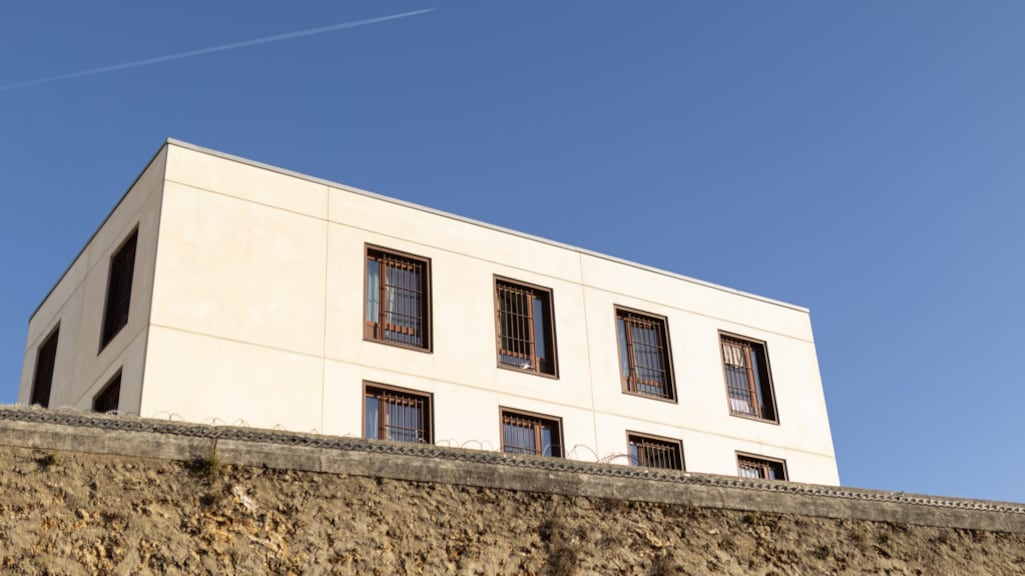 De gevangenis waar Sarkozy vastzit.