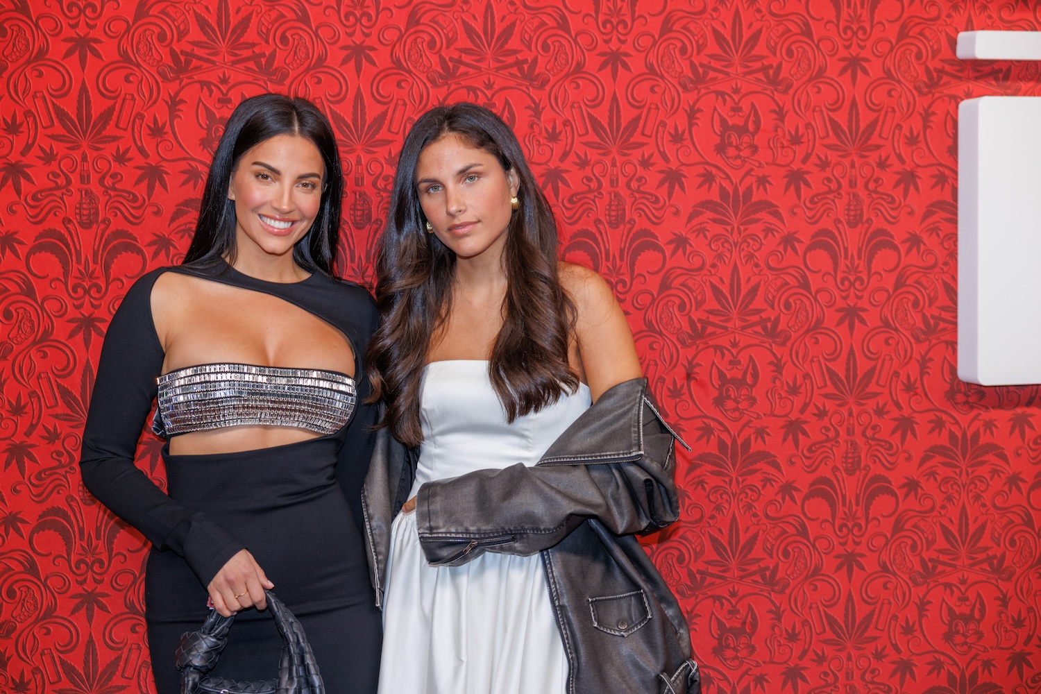 Stephanie Abu en Kae Sutherland poseren op de loper voorafgaand aan de premiere van Netflix-serie Amsterdam Empire deze week