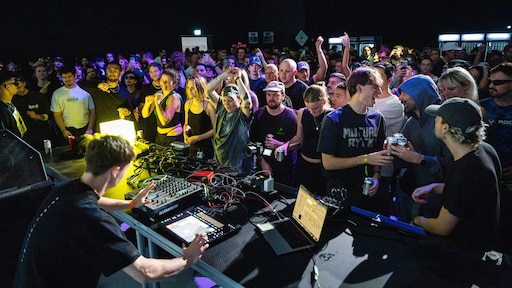 Jongeren zien meer drugsgebruik in omgeving, hoge alcoholprijs belangrijke oorzaak