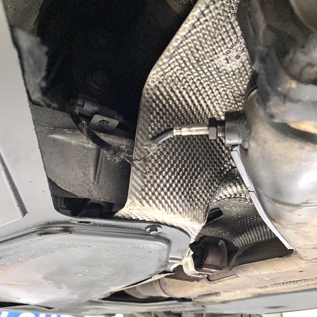 Doorgebeten kabels van een auto. 