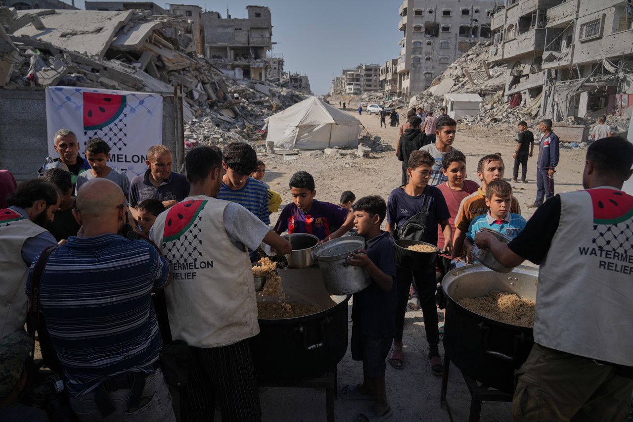 Rode Kruis: 'Onbegrijpelijk dat er niet veel meer hulpgoederen de grens over gaan in Gaza' 