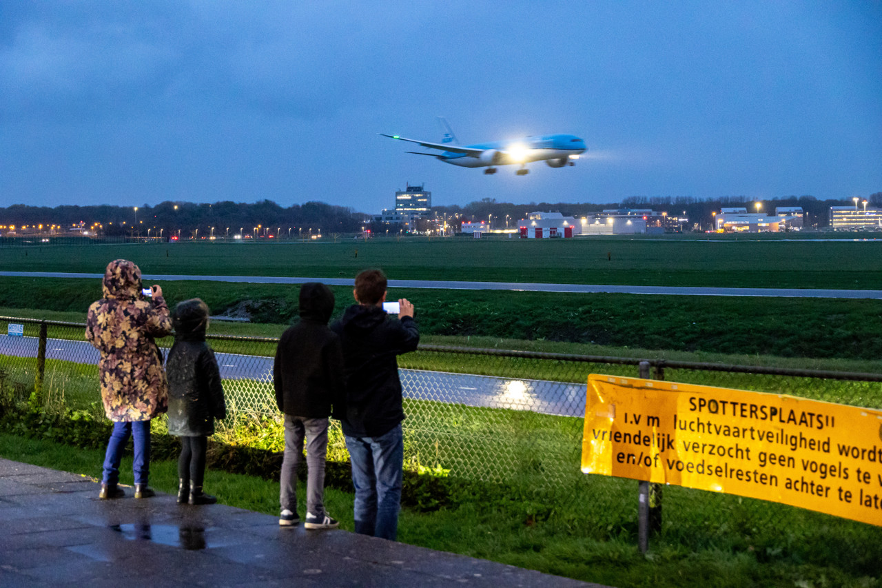 Aankomende vluchten Schiphol vertraagd, enkele valt uit door wind 