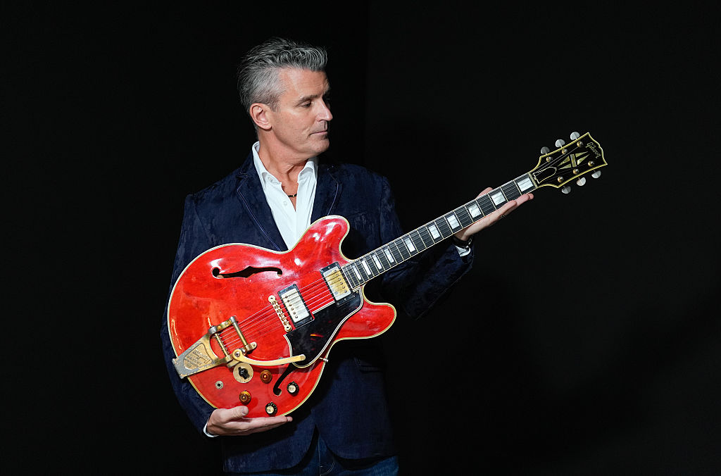 Iconische kapotgeslagen Oasis-gitaar levert ruim 330.000 euro op