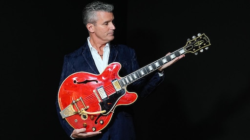 Iconische kapotgeslagen Oasis-gitaar levert ruim 330.000 euro op