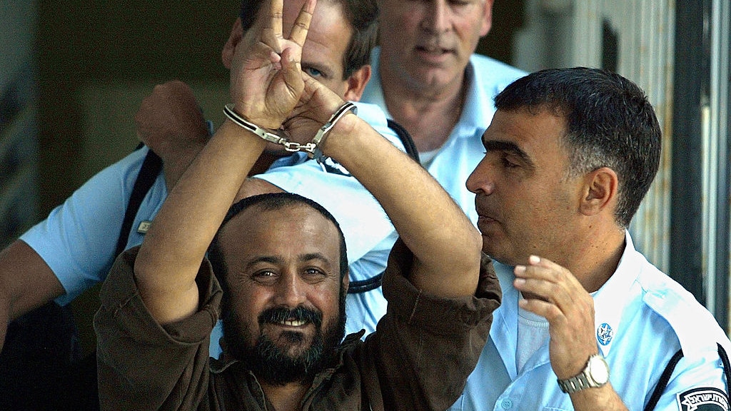 De Palestijnse leider Marwan Barghouti wordt op 29 september 2003 afgevoerd naar Tel Aviv, Israël, na voortzetting van de rechtszaak in de rechtbank van Tel Aviv.