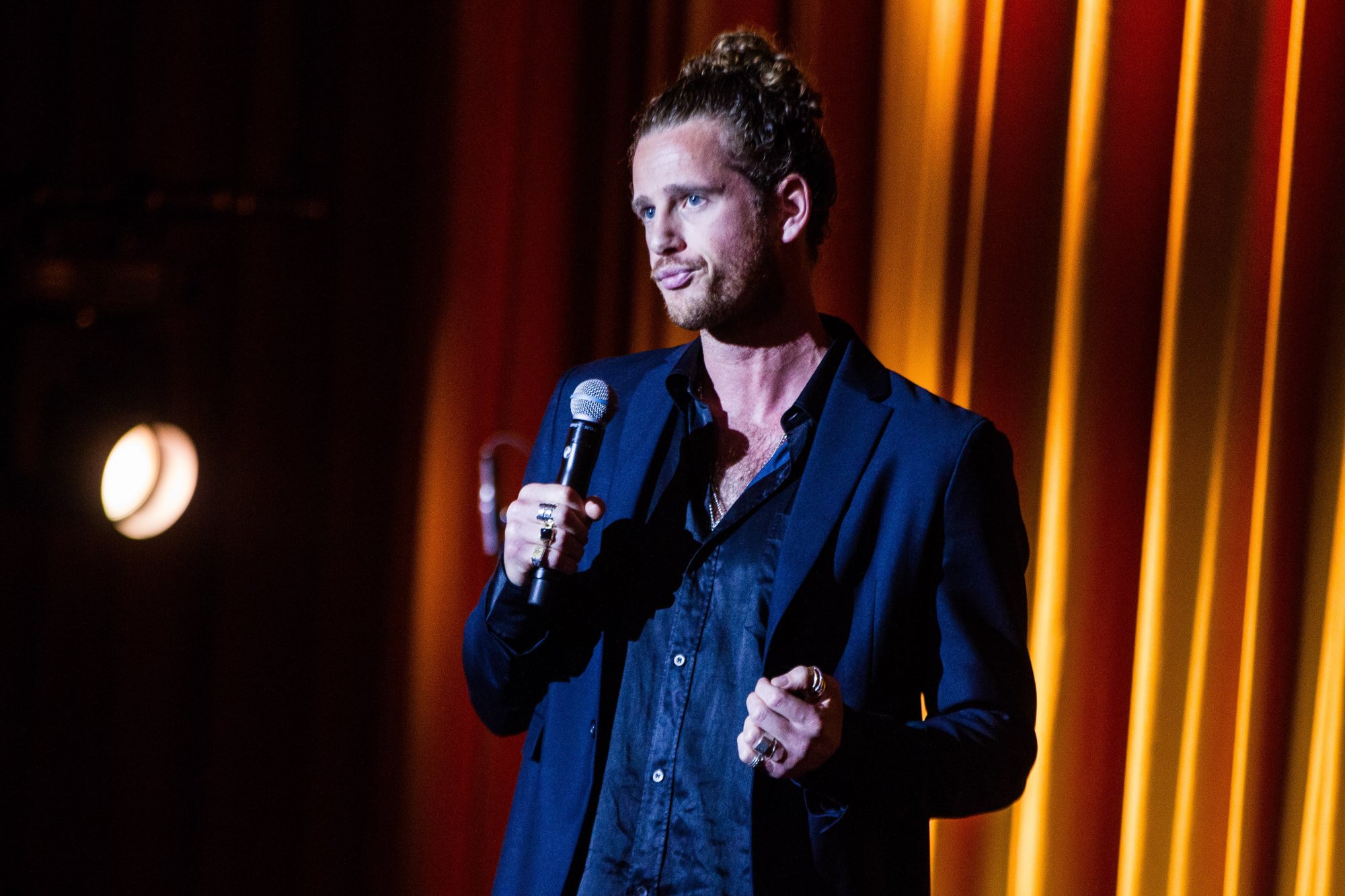 Cabaretier Patrick Laureij vraagt vrouw met hulphond zaal te verlaten