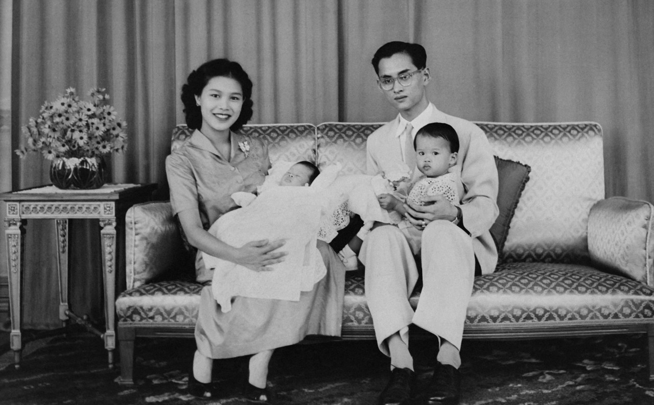 Sirikit Kitiyakara en Bhumibol Adulyadej in 1955.