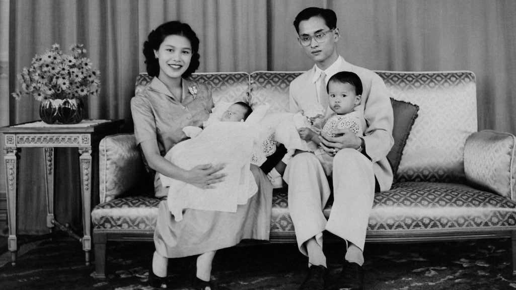 Sirikit Kitiyakara en Bhumibol Adulyadej in 1955.