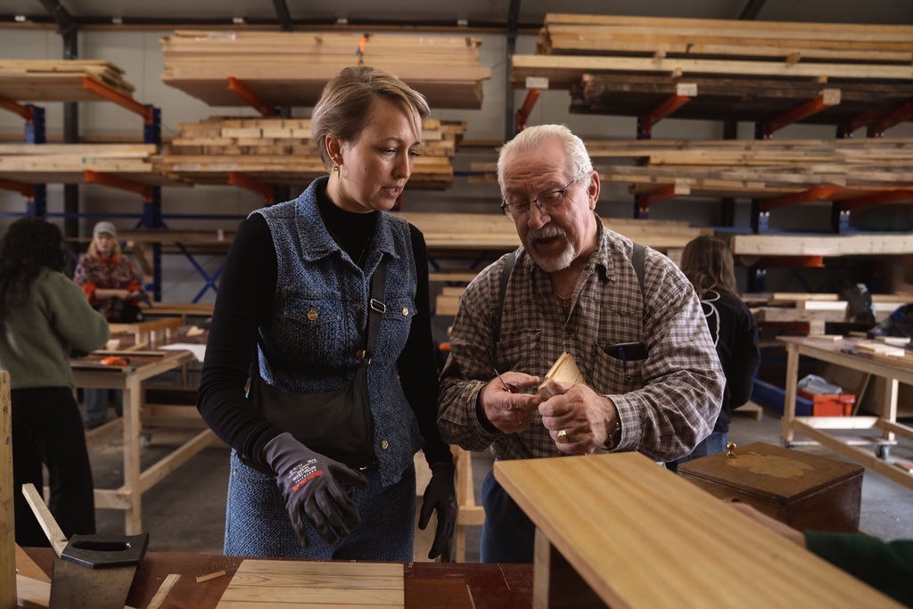 Peter geeft advies aan een deelnemer.