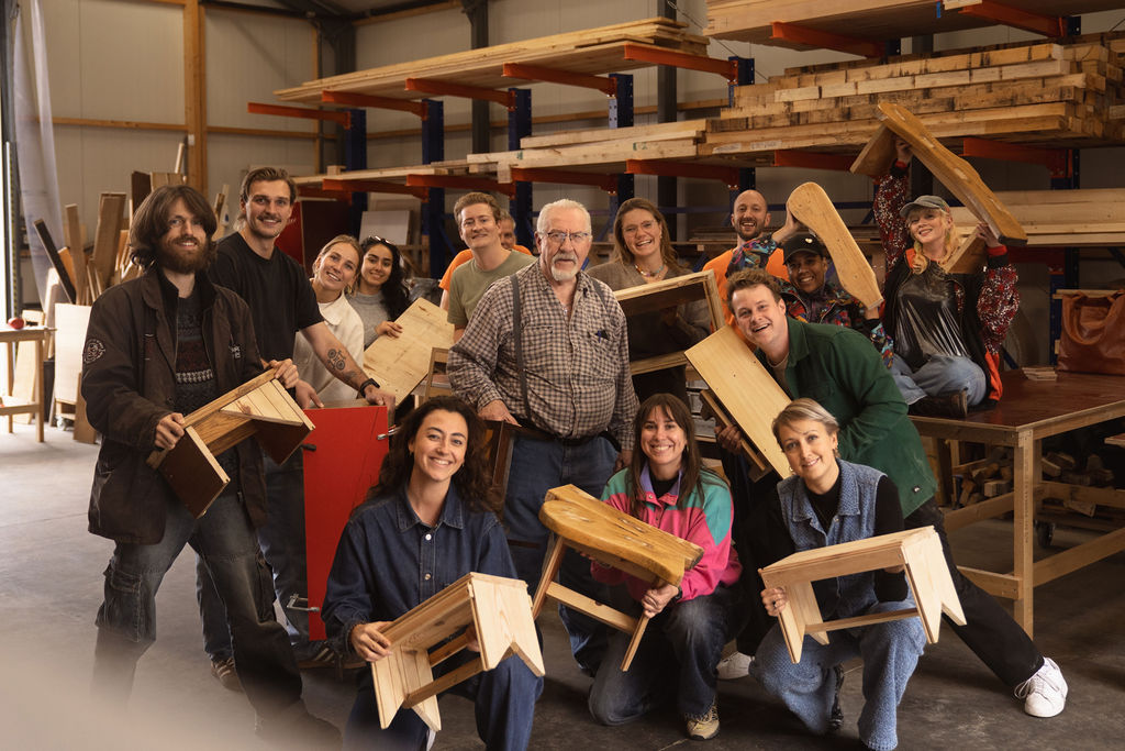 Peter en de cursisten met hun zelfgemaakte krukjes.