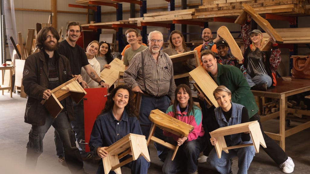 Peter en de cursisten met hun zelfgemaakte krukjes.