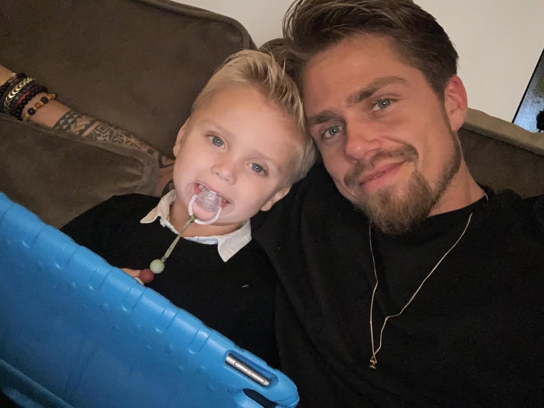 André en Monique zetten jarige zoon in het zonnetje